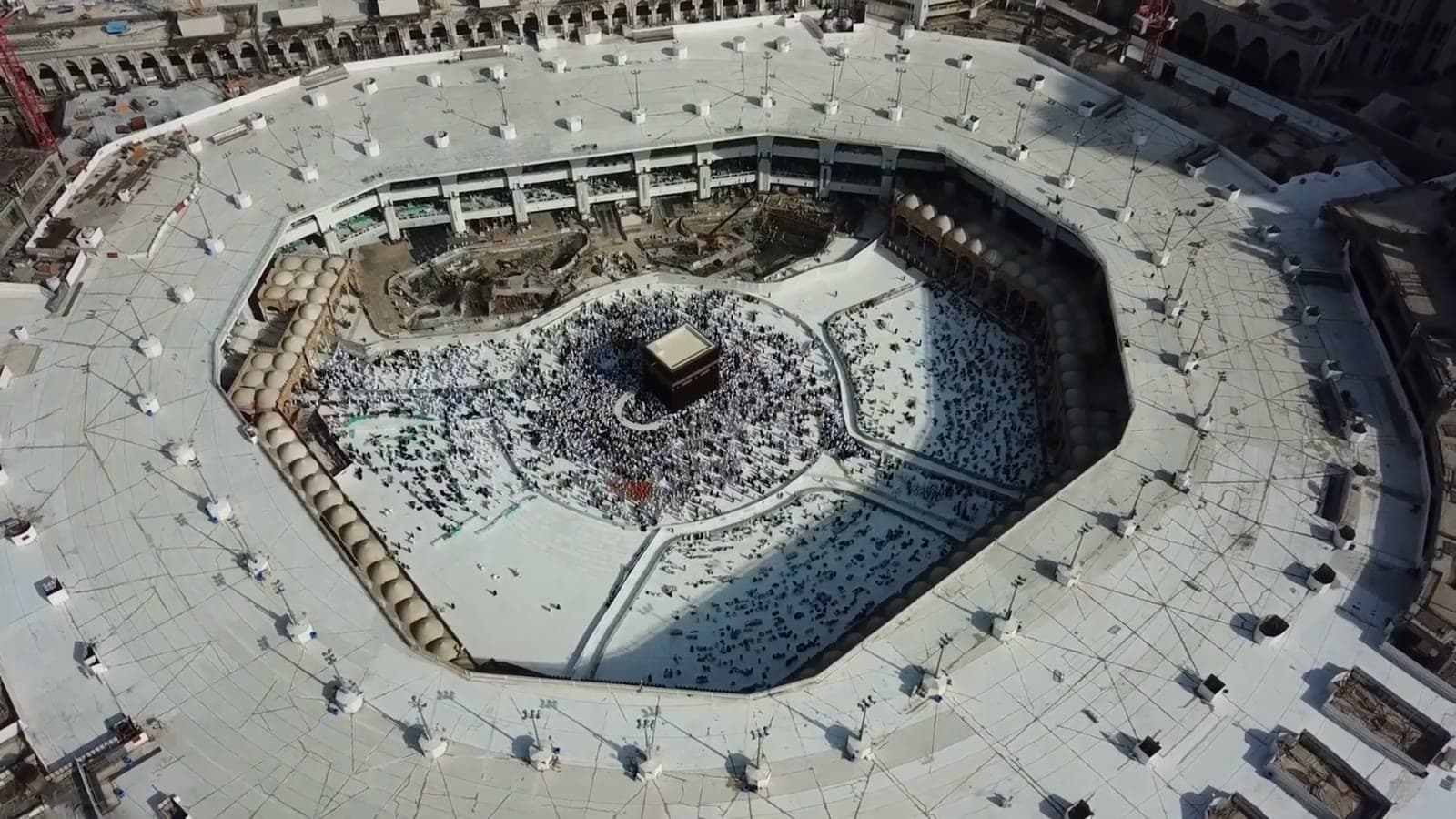 منظر جوي للكعبة المشرفة نهاراً